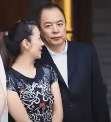 67歲張鐵林近況曝光,網友:這個英國人又來圈錢了