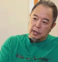 67歲張鐵林近況曝光,網友:這個英國人又來圈錢了