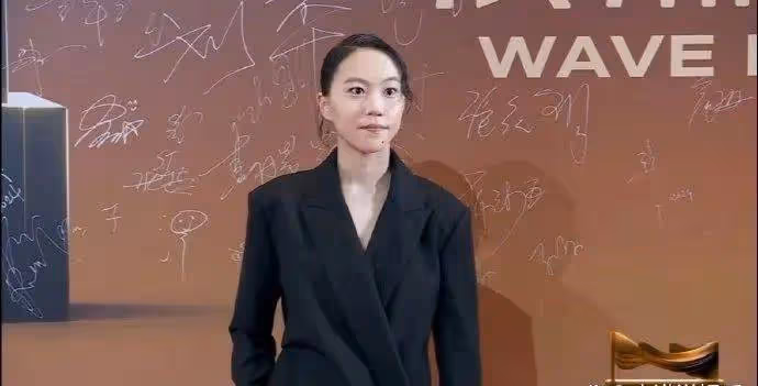 竇靖童復刻了王菲20年前的盤發造型,一出場就吸引了人的目光,真不愧是母女倆