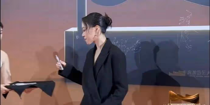 竇靖童復刻了王菲20年前的盤發造型,一出場就吸引了人的目光,真不愧是母女倆