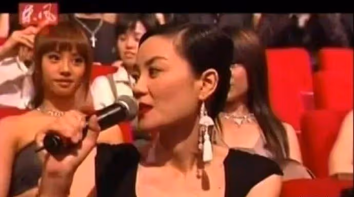 竇靖童復刻了王菲20年前的盤發造型,一出場就吸引了人的目光,真不愧是母女倆