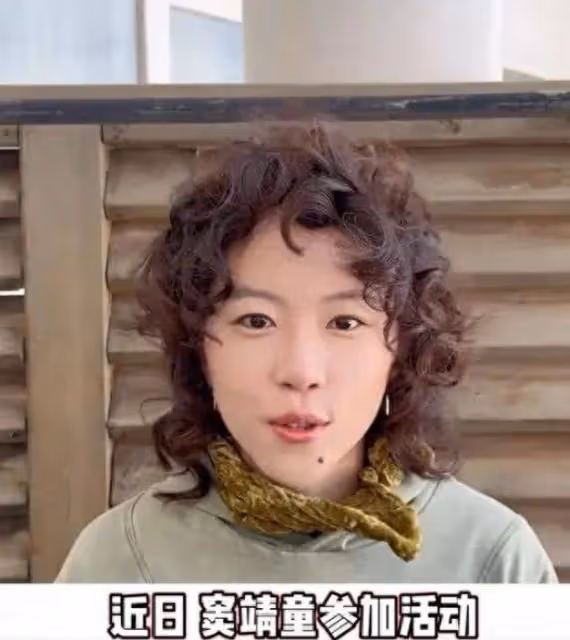 竇靖童復刻了王菲20年前的盤發造型,一出場就吸引了人的目光,真不愧是母女倆