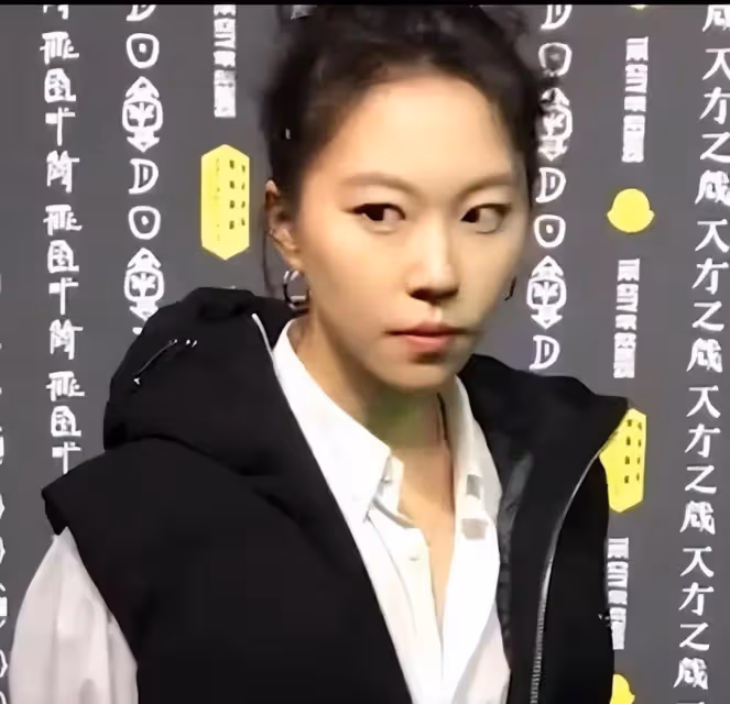 竇靖童復刻了王菲20年前的盤發造型,一出場就吸引了人的目光,真不愧是母女倆