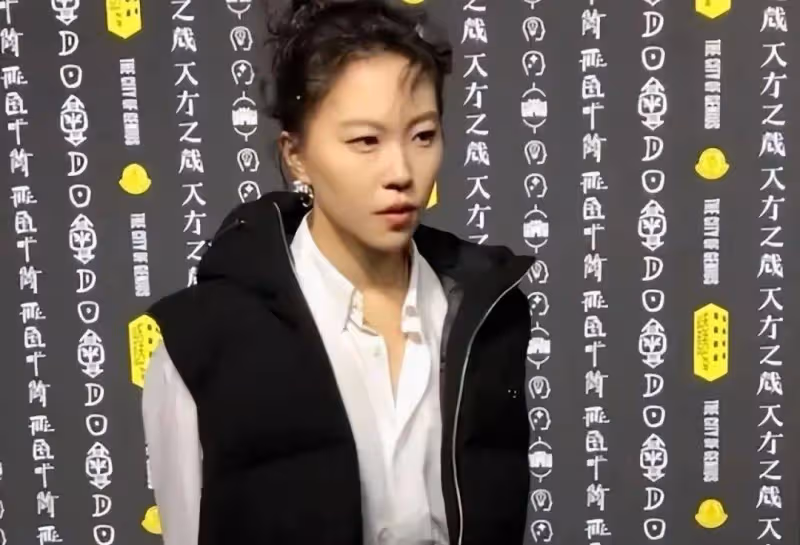 竇靖童復刻了王菲20年前的盤發造型,一出場就吸引了人的目光,真不愧是母女倆