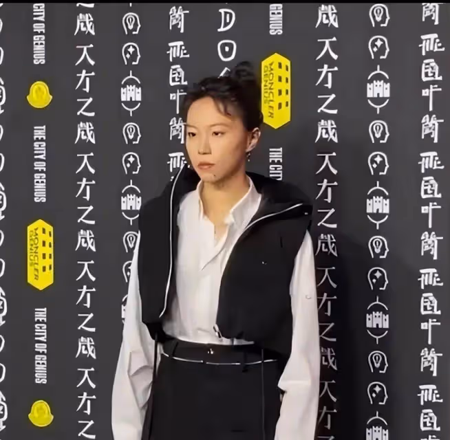 竇靖童復刻了王菲20年前的盤發造型,一出場就吸引了人的目光,真不愧是母女倆