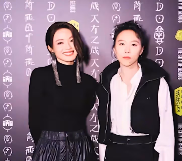竇靖童復刻了王菲20年前的盤發造型,一出場就吸引了人的目光,真不愧是母女倆