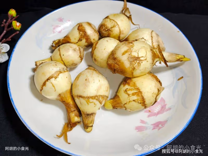 是時候吃此菜了，水裡長出的時鮮貨！隨手燜一鍋，時令鮮蔬、一口粉糯鮮香