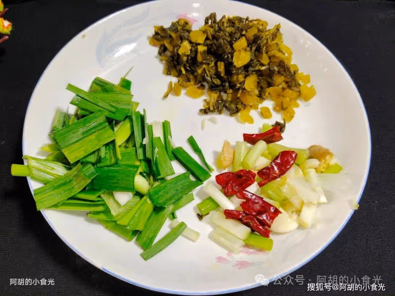 是時候吃此菜了，水裡長出的時鮮貨！隨手燜一鍋，時令鮮蔬、一口粉糯鮮香