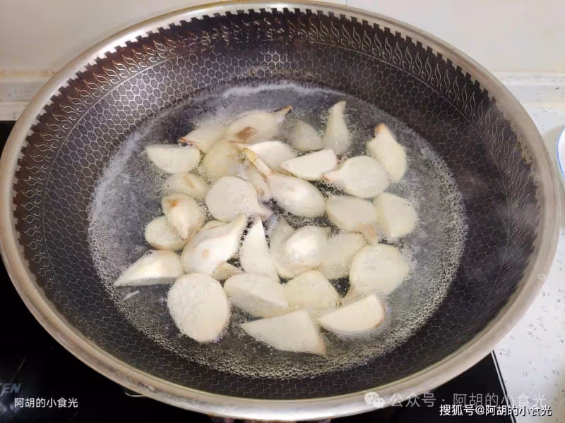 是時候吃此菜了,水裡長出的時鮮貨!隨手燜一鍋,時令鮮蔬、一口粉糯鮮香