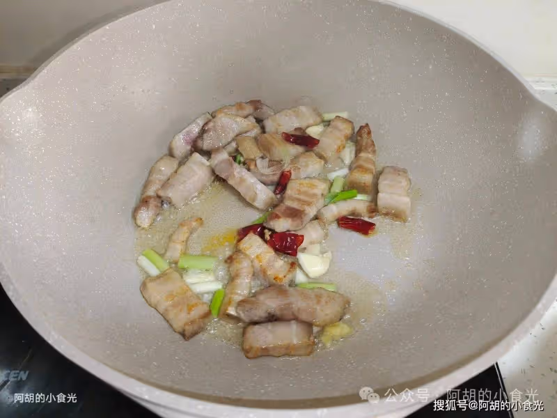 是時候吃此菜了,水裡長出的時鮮貨!隨手燜一鍋,時令鮮蔬、一口粉糯鮮香