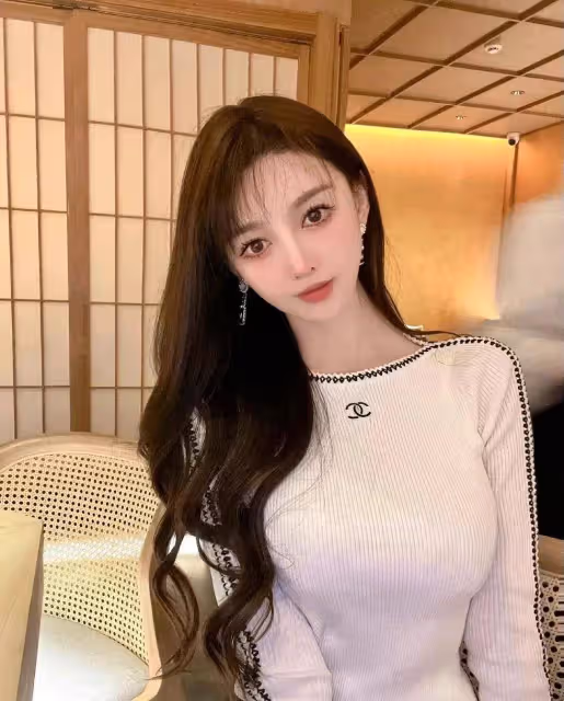 黃曉明女友葉珂退網:否認2億撫養費!被曝否認胸是假的