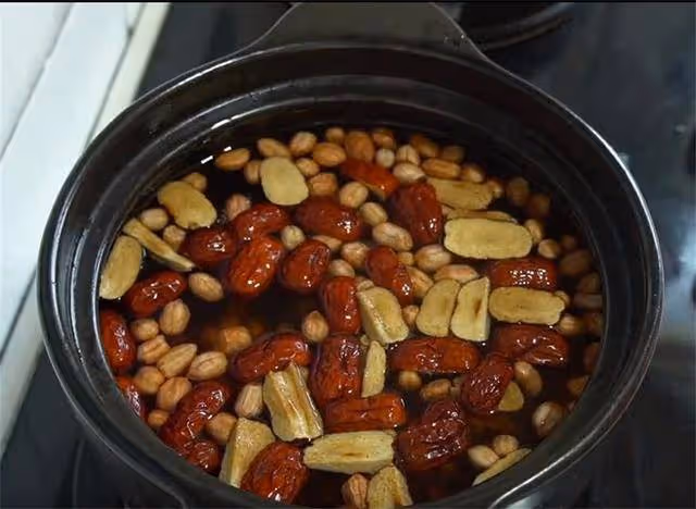 氣血不好的人，立冬後要常喝五紅湯，營養又滋補，學會煲給家人喝