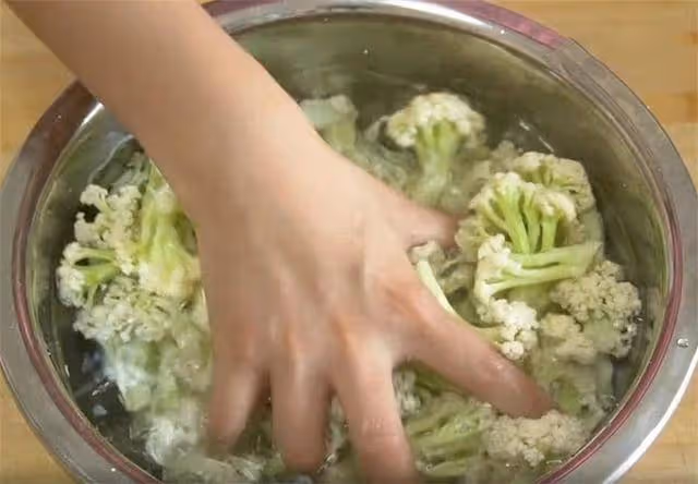菜花不要直接下鍋炒，大廚告訴我一個小訣竅，口感鮮脆又入味