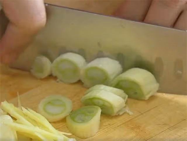 菜花不要直接下鍋炒，大廚告訴我一個小訣竅，口感鮮脆又入味