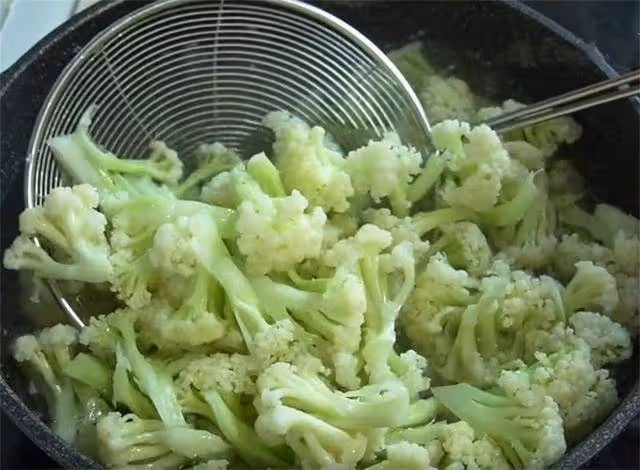 菜花不要直接下鍋炒，大廚告訴我一個小訣竅，口感鮮脆又入味