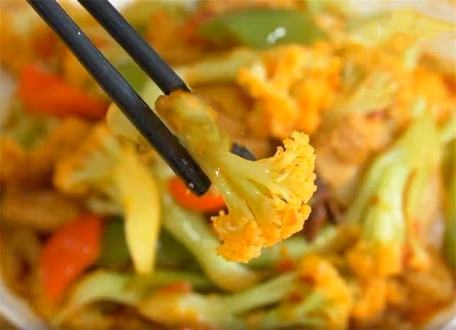 菜花不要直接下鍋炒，大廚告訴我一個小訣竅，口感鮮脆又入味
