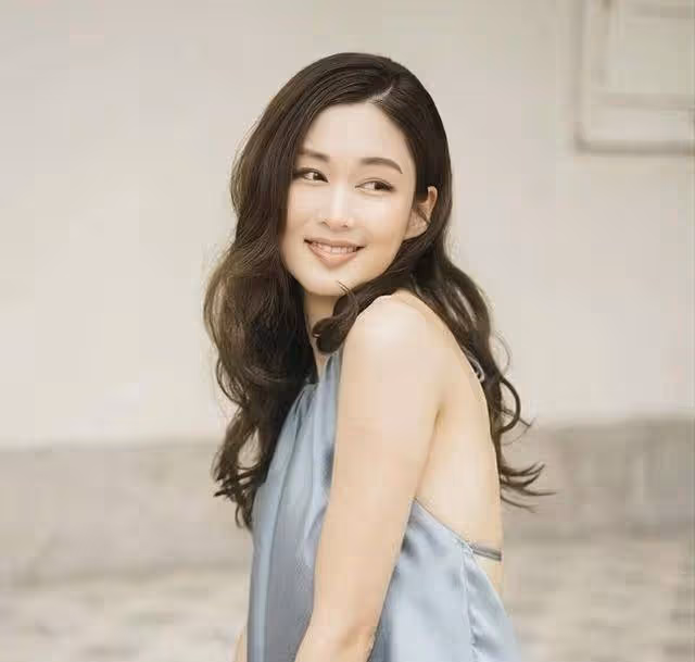 TVB前知名女星復出拍劇,演20歲少女無壓力,狀態凍齡越發甜美