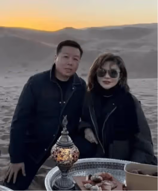 關之琳與香港富商同游敦煌,對方太太未能同行卻大方曬兩人合照