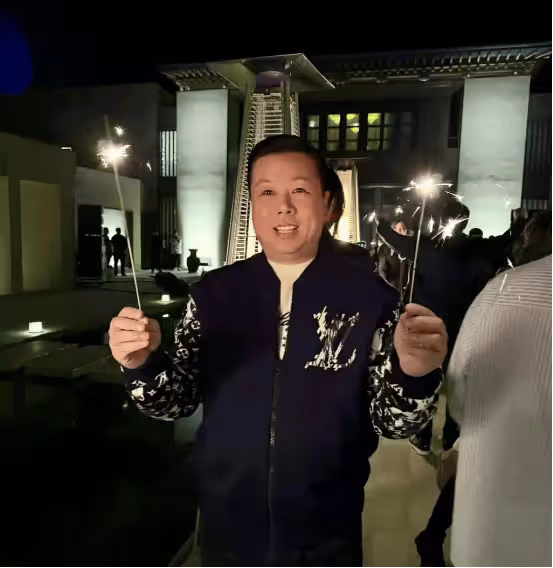 關之琳與香港富商同游敦煌,對方太太未能同行卻大方曬兩人合照