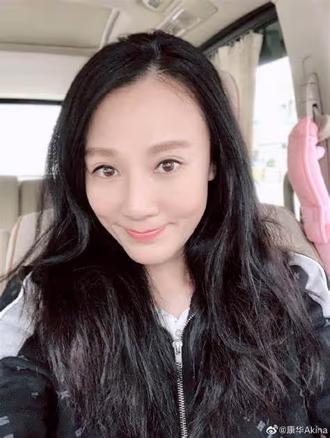 仍憧憬愛情!52歲康華醉心工作忽略感情,自曝如今在積極找另一半