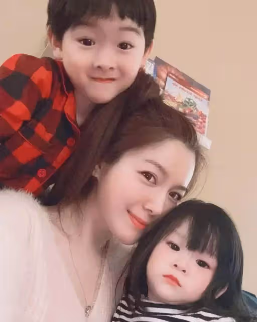 曾屢傳離婚！41歲前TVB花旦發文暗示已單身，曬閨蜜合照獲贊高顏值