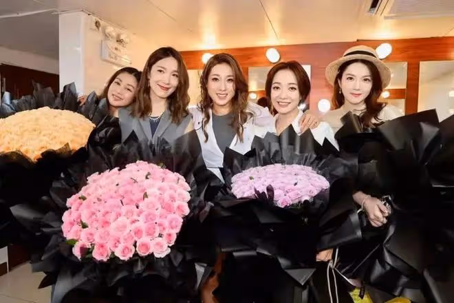 曾屢傳離婚！41歲前TVB花旦發文暗示已單身，曬閨蜜合照獲贊高顏值