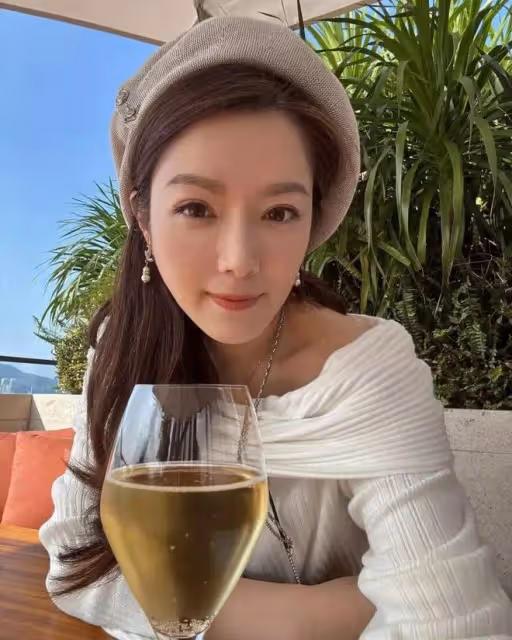 曾屢傳離婚！41歲前TVB花旦發文暗示已單身，曬閨蜜合照獲贊高顏值
