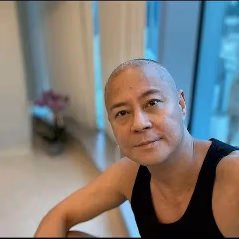 香港男歌手上月開腦切除腫瘤,哥哥透露其近況: 變靚仔才跟大家見面