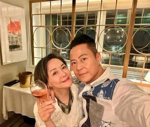 香港男歌手上月開腦切除腫瘤,哥哥透露其近況: 變靚仔才跟大家見面