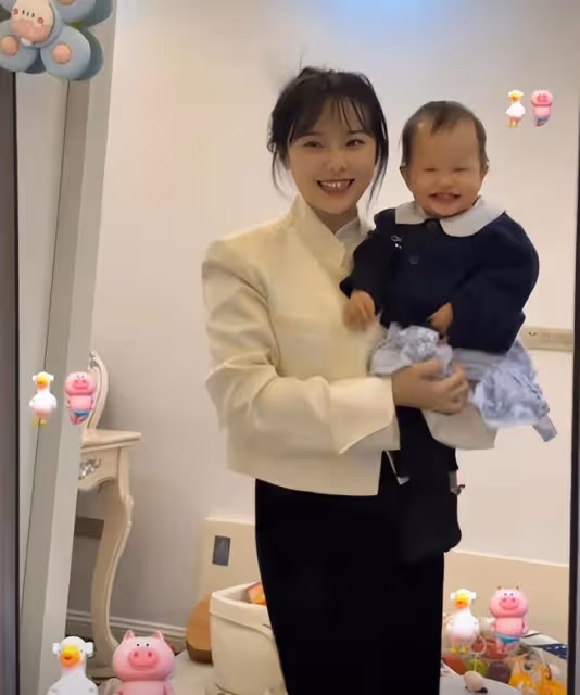 「挖呀挖」花開富貴黃老師怒懟網友,曬童年照維護9個月的女兒