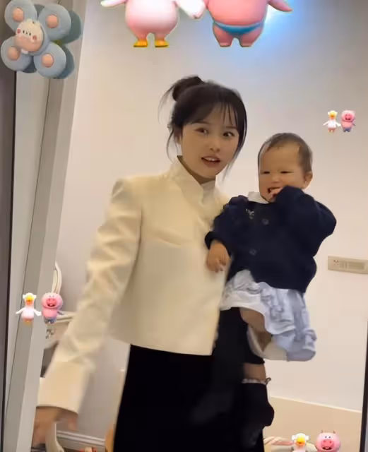 「挖呀挖」花開富貴黃老師怒懟網友,曬童年照維護9個月的女兒