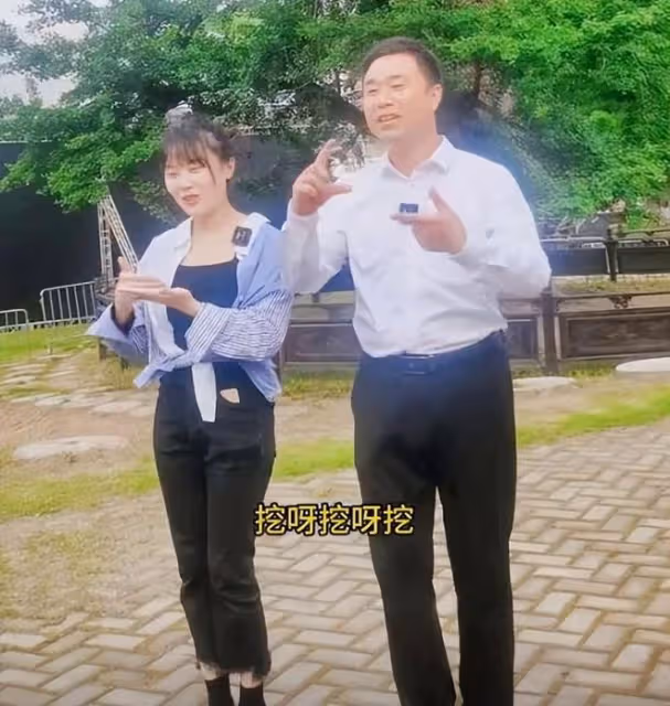 「挖呀挖」花開富貴黃老師怒懟網友,曬童年照維護9個月的女兒