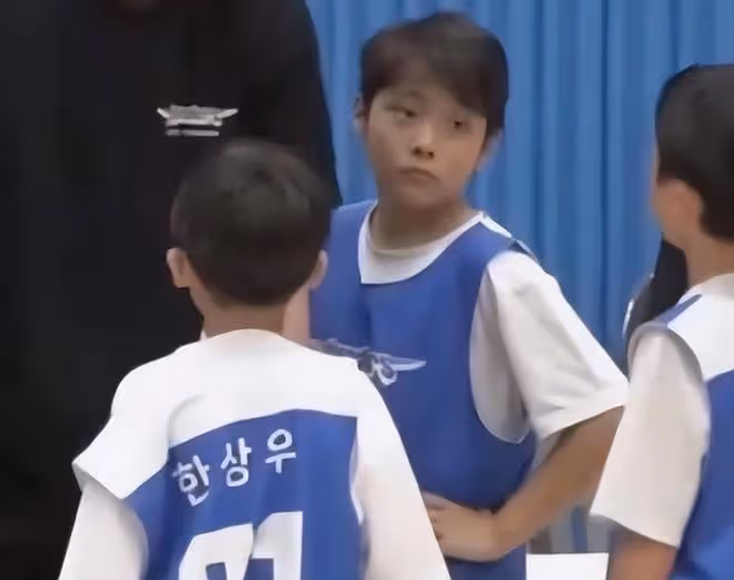 李秉憲10歲兒子近照曝光,遺傳父親的帥氣,酷愛籃球和棒球運動