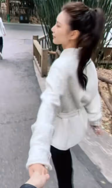 汪小菲帶小梅喝北京豆汁,小梅一點也不嬌氣,全部吃光喝光