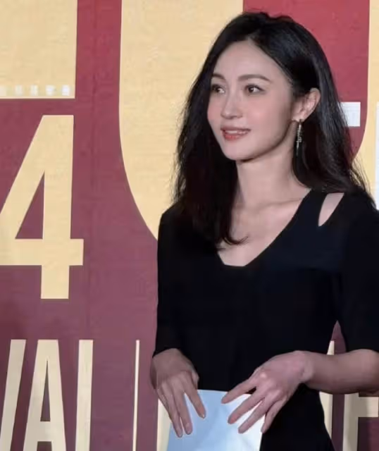 42歲姚笛回歸螢屏,受邀擔任電影節嘉賓,波浪卷髮狀態很好