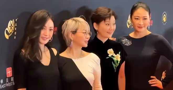 42歲姚笛回歸螢屏,受邀擔任電影節嘉賓,波浪卷髮狀態很好