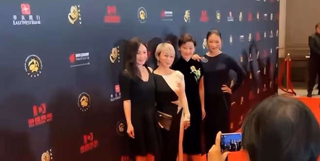 42歲姚笛回歸螢屏,受邀擔任電影節嘉賓,波浪卷髮狀態很好