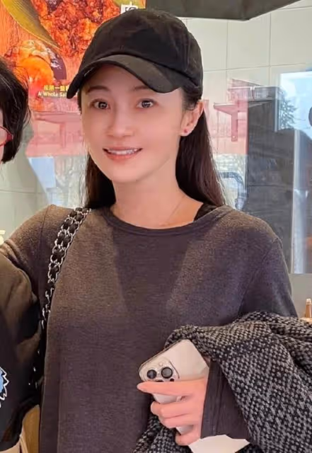 42歲姚笛回歸螢屏,受邀擔任電影節嘉賓,波浪卷髮狀態很好