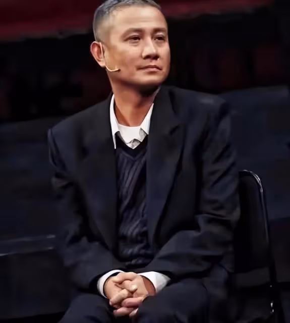 42歲姚笛回歸螢屏,受邀擔任電影節嘉賓,波浪卷髮狀態很好