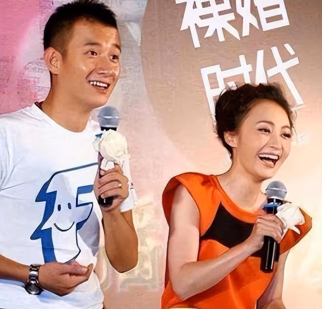 42歲姚笛回歸螢屏,受邀擔任電影節嘉賓,波浪卷髮狀態很好