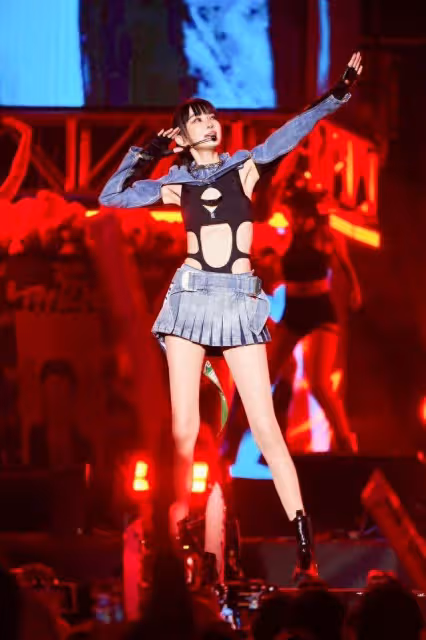 奔五長這樣! 謝金燕開唱「上身衣服全是洞」長腿美到噴鼻血