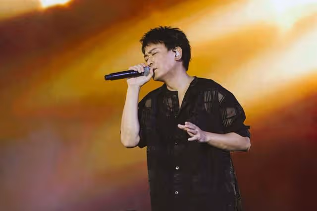 王識賢為玖壹壹罕見開唱! 黑衣男突衝上台奪麥...竟是超大咖男神