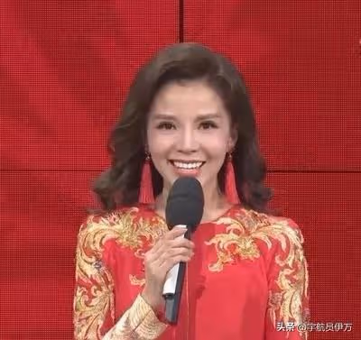 51歲央視主持朱迅近況曝光,徒步登頂後嘴歪眼斜臉浮腫,不敢認