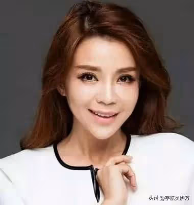 51歲央視主持朱迅近況曝光,徒步登頂後嘴歪眼斜臉浮腫,不敢認