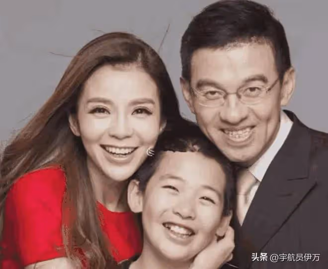51歲央視主持朱迅近況曝光,徒步登頂後嘴歪眼斜臉浮腫,不敢認