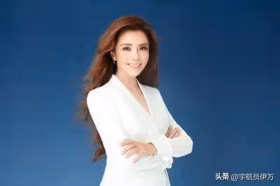 51歲央視主持朱迅近況曝光,徒步登頂後嘴歪眼斜臉浮腫,不敢認