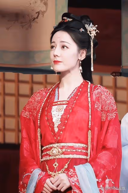 迪麗熱巴新劇與陳飛宇大婚造型曝光，她演少女鬼王演技噴發獲好評