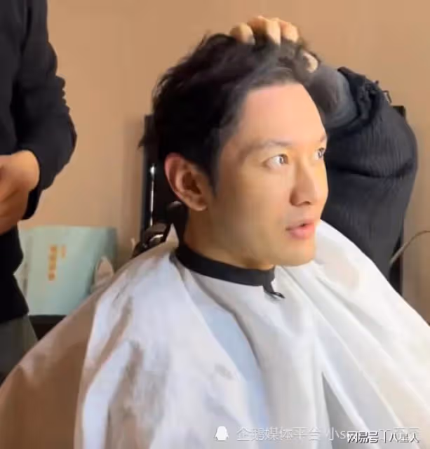 被葉柯榨乾!47歲黃曉明近照曝光,發量稀疏有白頭髮,難怪要戴假髮