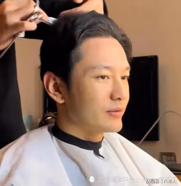 被葉柯榨乾!47歲黃曉明近照曝光,發量稀疏有白頭髮,難怪要戴假髮