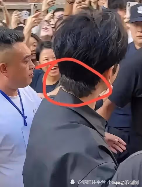 被葉柯榨乾!47歲黃曉明近照曝光,發量稀疏有白頭髮,難怪要戴假髮